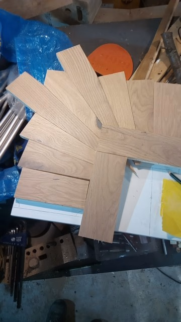 Vorbereitung eines kunstvollen Vollholz Parkett Eckfrieses in siebtel Teilung für einen Eurythmieraum, angeleitet von Wulf Frost von Boden-Frost Parkett.