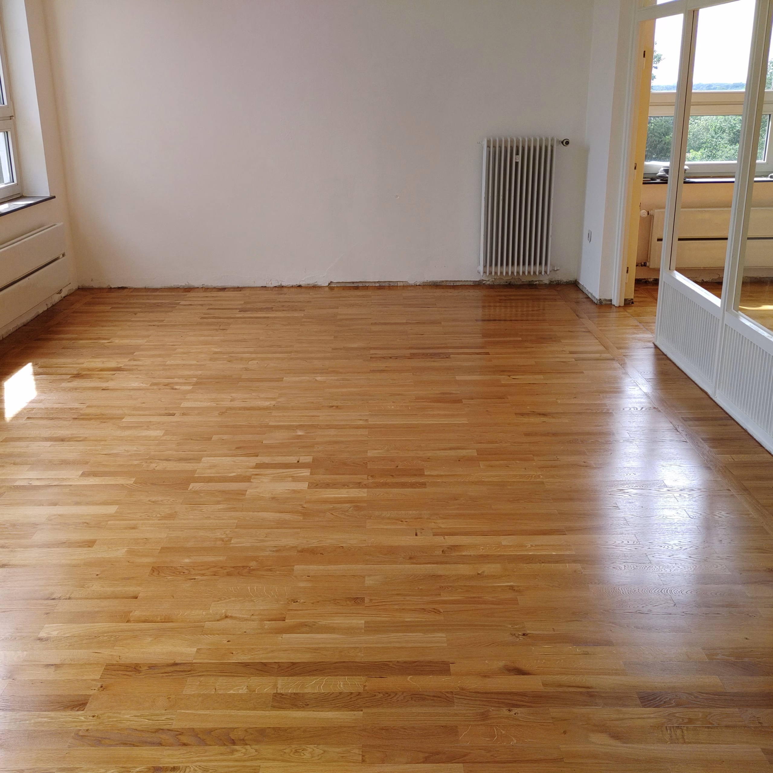 Hochwertiger Vollholz-Parkettboden in einem Eurythmieraum, mit Fries und siebtel Teilung, verlegt von Boden-Frost Parkett unter Anleitung von Wulf Frost in Osterholz-Scharmbeck.