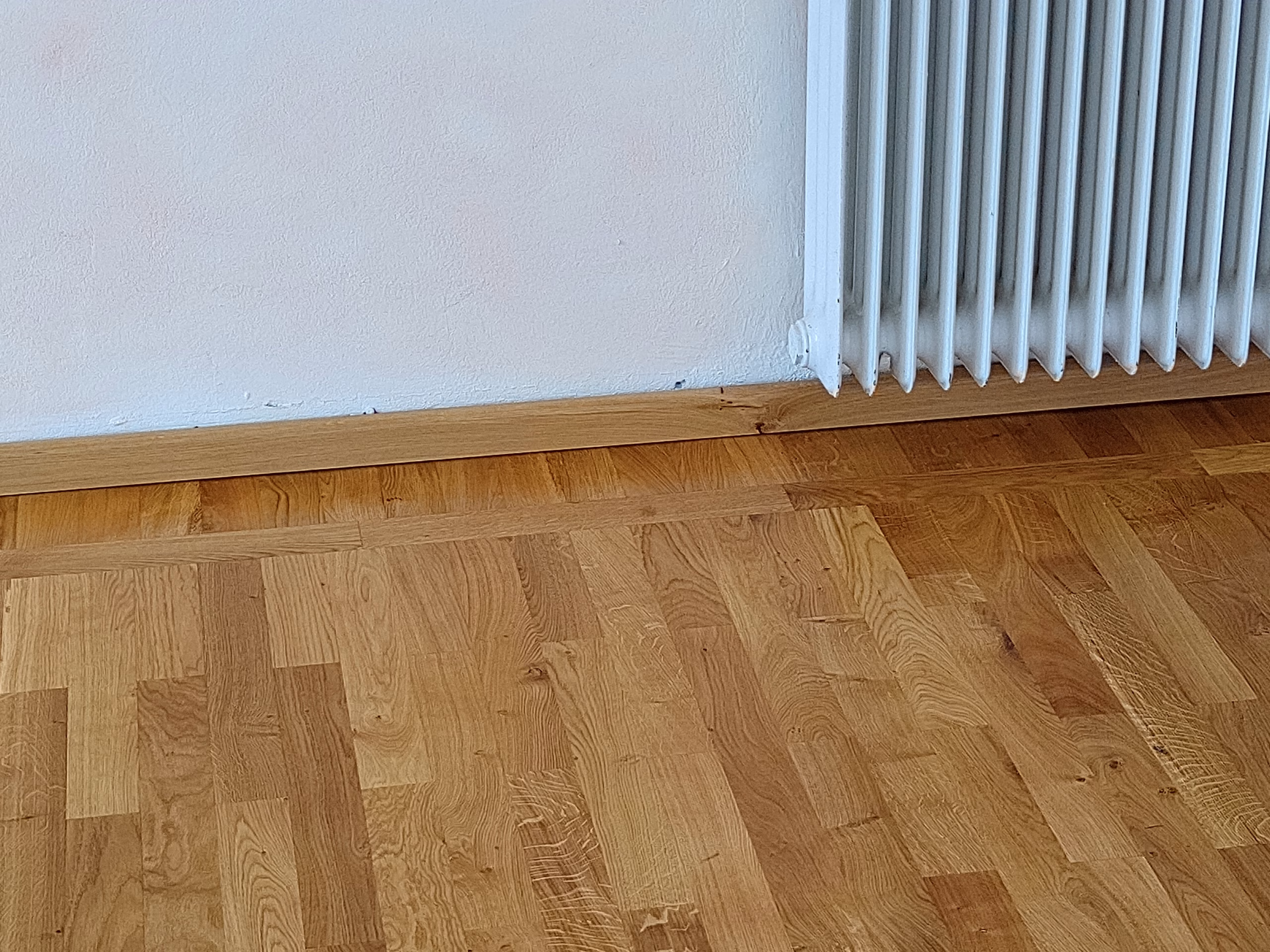 Hochwertiges Vollholzparkett mit Fries in einem Eurythmieraum, verlegt von Boden-Frost Parkett unter Anleitung von Wulf Frost.